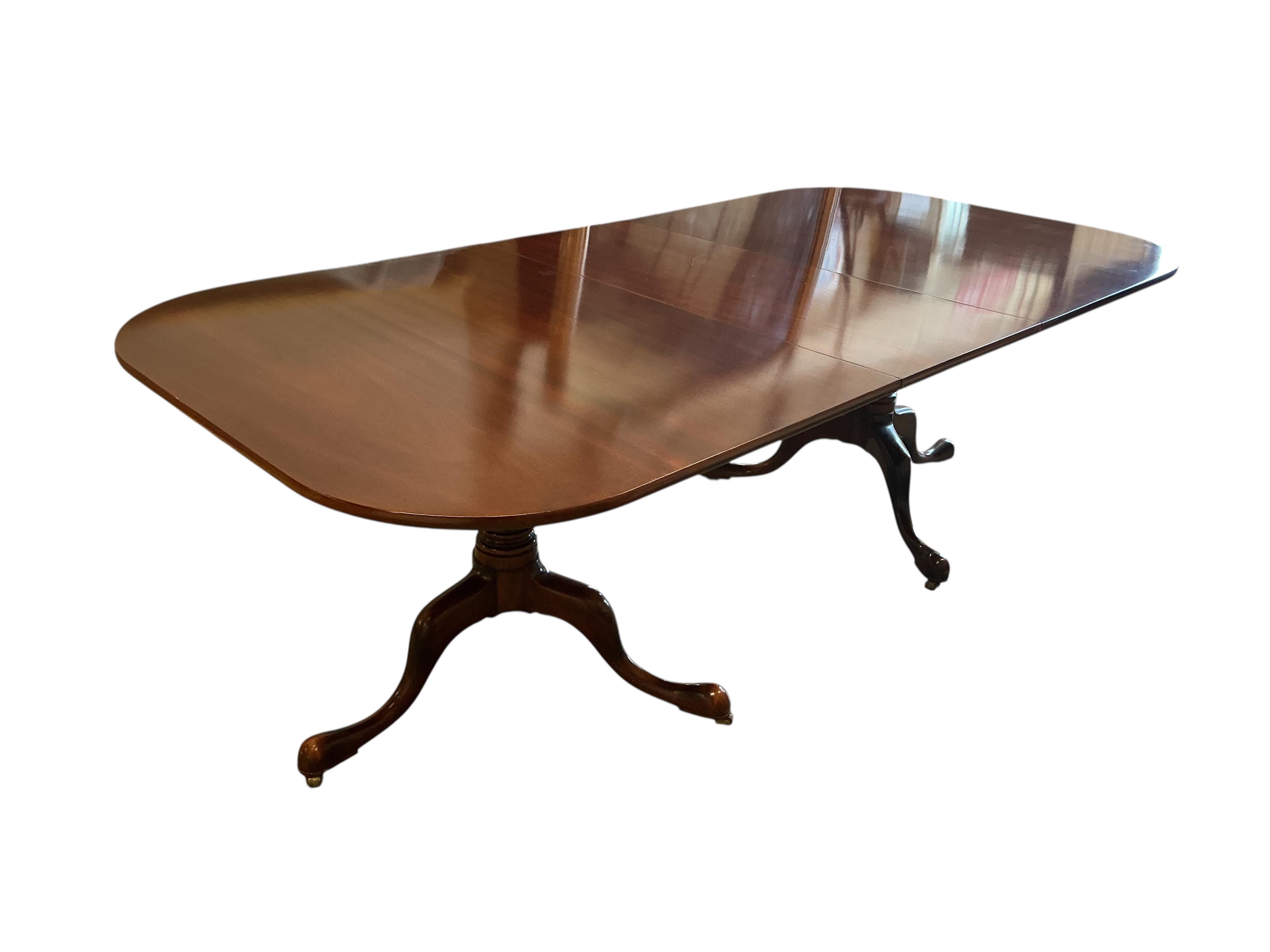 A William Tillman reproduction mahogany twin pillar extending dining table, 225cm extended, one spare leaf, depth 115cm, height 74cm